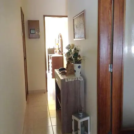 Apartment Lakeview Terrace Apartment: Beach-close Retreat With Wi-fi